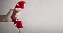 Hand mit Hörer - Themenbild zu Service und Kontakt